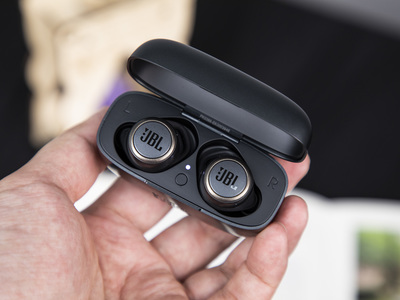 内置智能语音助手，如影随形 JBL LIVE 300TWS智能耳机深度赏析